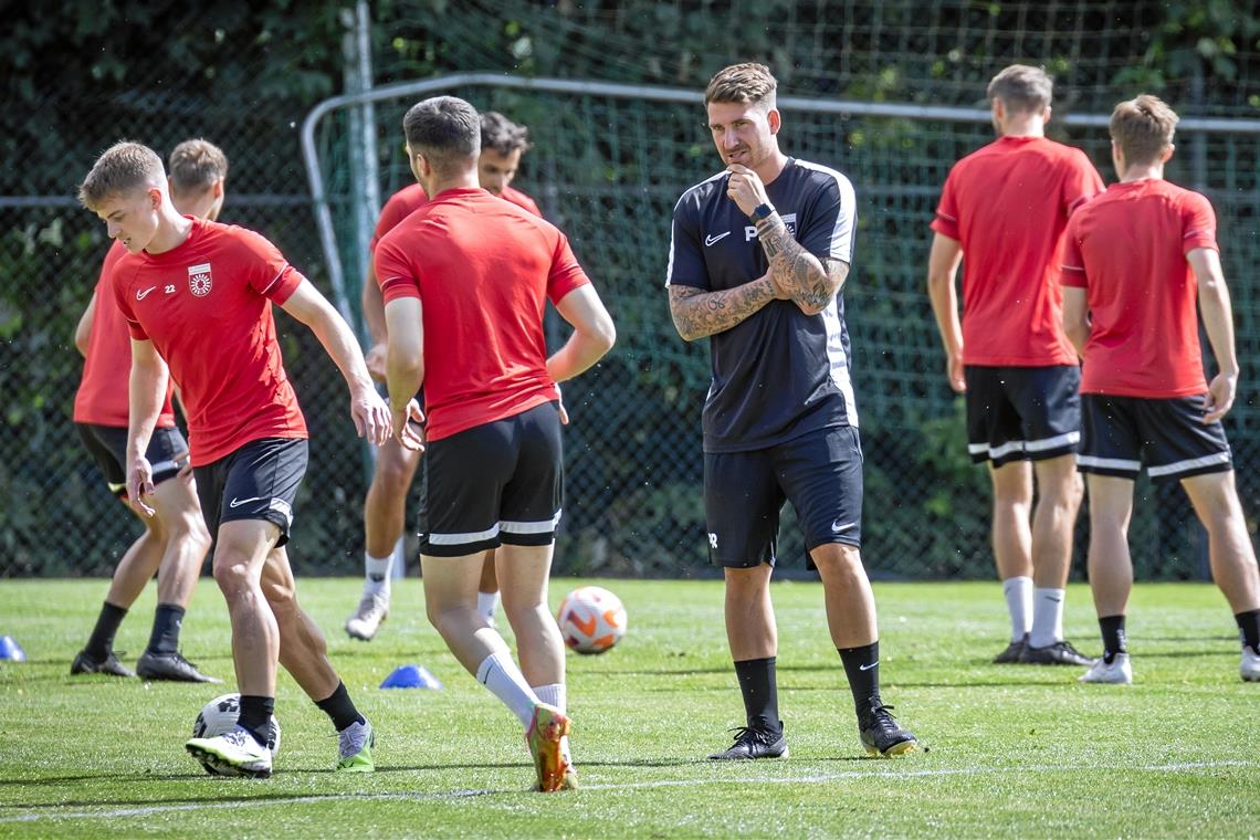 Start des neuen Trainers der SG Sonnenhof und Zugänge Der neue Großaspacher Trainer Pascal Reinhardt (schwarzes Trikot) hat seine erste Übungseinheit geleitet. Foto: Alexander Becher