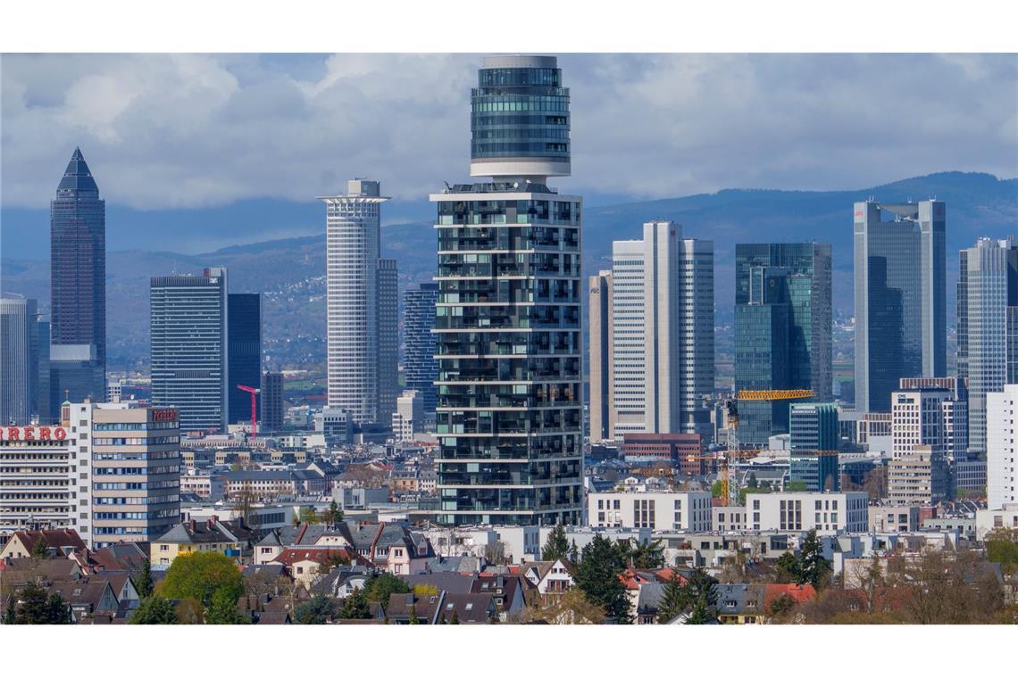 Einkehr mit Aussicht in deutschen Metropolen Der Neue Henninger-Turm, ein Wohnhochhaus, im Frankfurter Süden. (Archivbild)