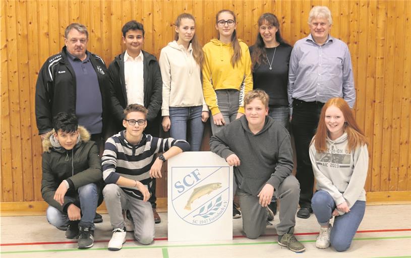 Der neue Jugendausschuss des SC Fornsbach (hinten von links): Matthias Wellert, Benjamin Fahrian, Sophia Huber, Lena Plapp, Martina Ücker-Dietrich und Eberhard Hauke. Vorne: Cedric Jones, Tim Wößner, Mika Winkler und Mira Mätzig. Foto: privat