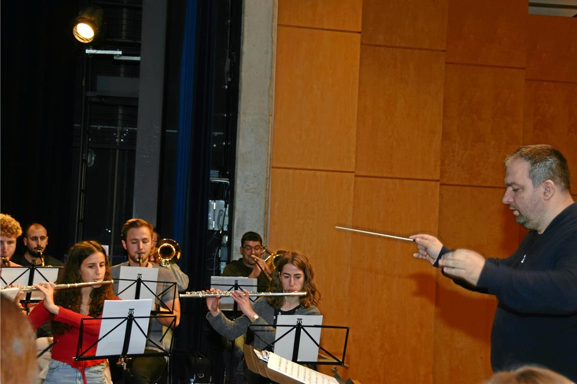 Der neue musikalische Leiter der Stadtkapelle Jozsef Luczek bei einer Probe mit dem Blasorchester. Foto: Elisabeth Klaper