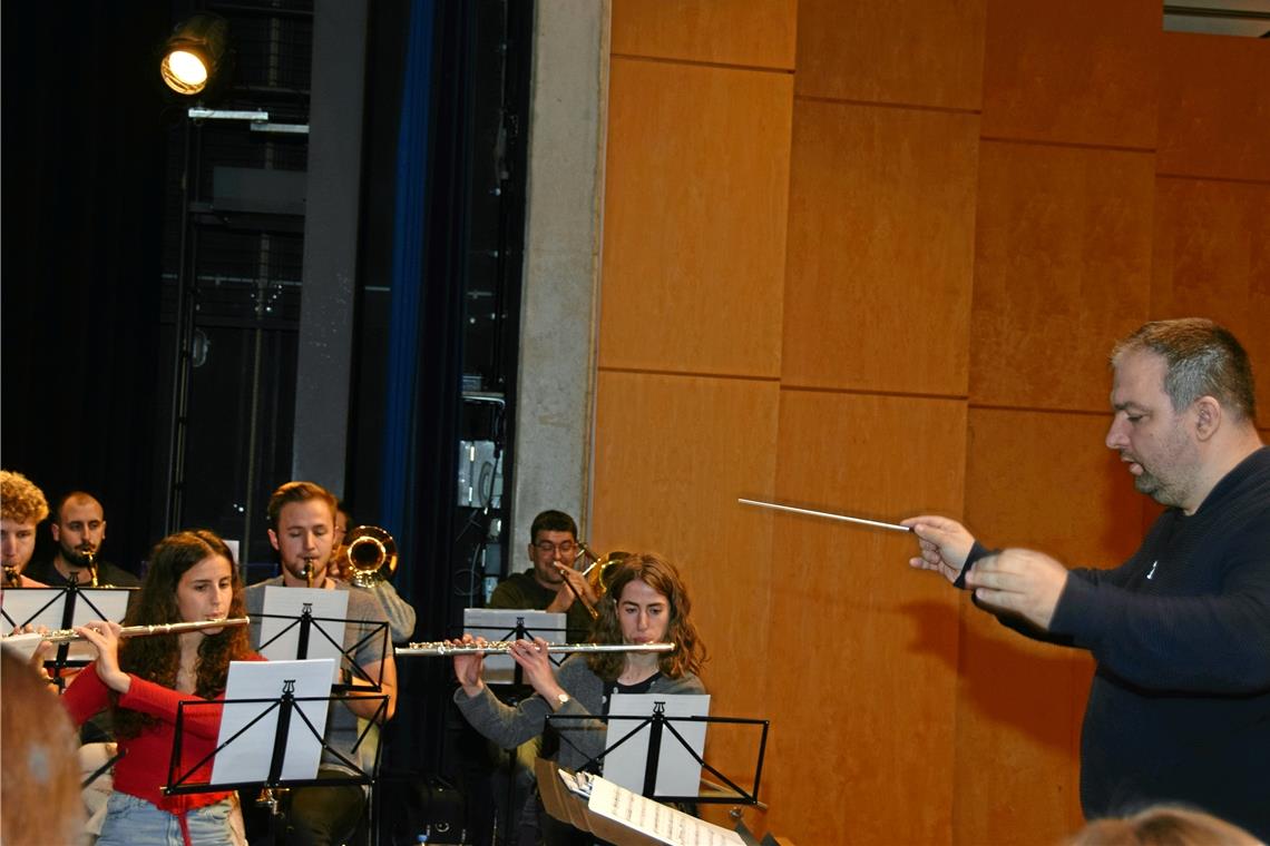 „Das Blasorchester hat großes Potenzial“ Der neue musikalische Leiter der Stadtkapelle Jozsef Luczek bei einer Probe mit dem Blasorchester. Foto: Elisabeth Klaper