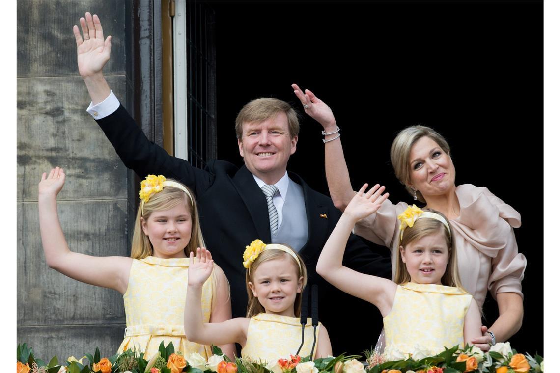 Der neue niederländische König Willem-Alexander und Königin Maxima winken zusammen mit ihren Töchtern (von links nach rechts) Kronprinzessin Amalia, Prinzessin Ariane und Prinzessin Alexia vom Balkon des Königspalasts am Dam-Platz in Amsterdam.