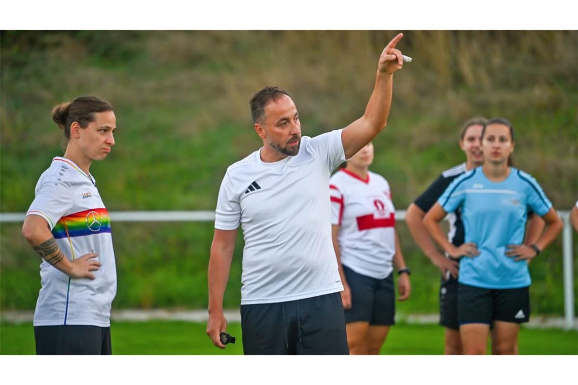 Der neue SGM-Trainer Mete Duman gibt seinen Spielerinnen während einer Trainingseinheit Anweisungen.