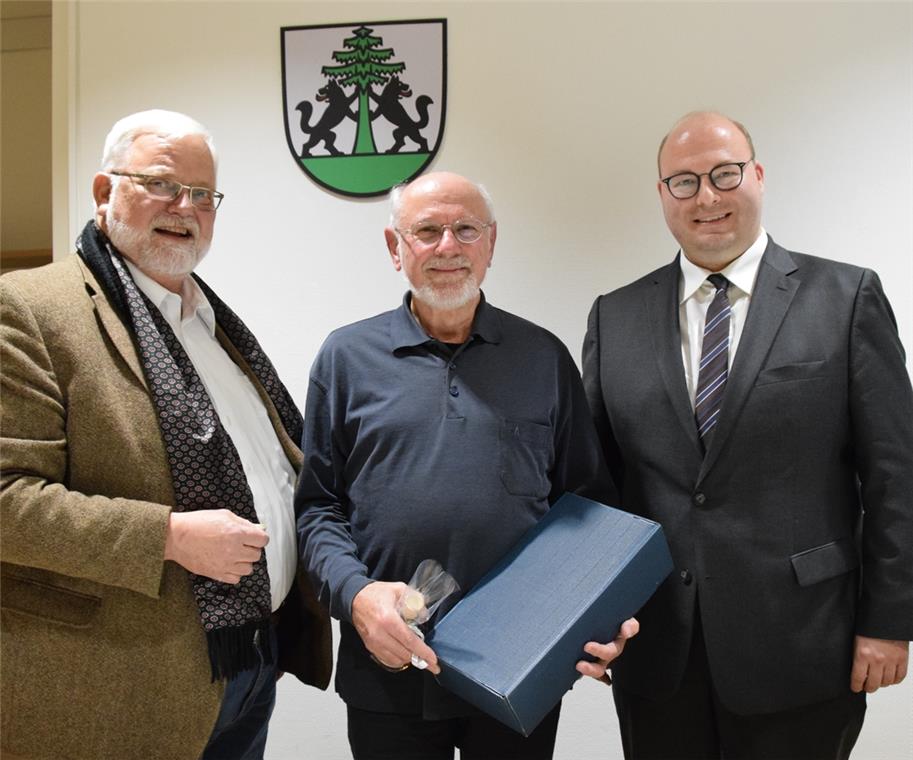 Der neue Stiftungsratsvorsitzende Ulrich Burr (links)und Bürgermeister Armin Mößner (rechts) ehrten den bisherigen Stiftungsratsvorsitzenden Gerhard Erchinger. Foto: E. Klaper