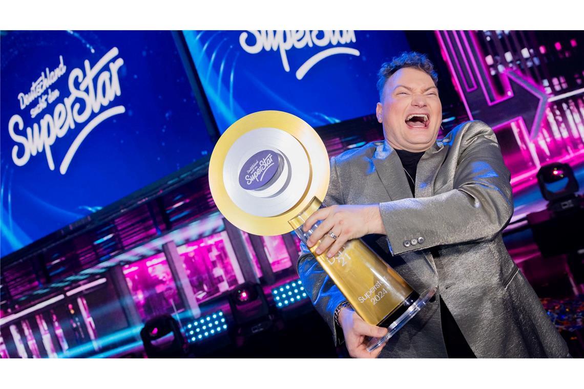 Bilder des Tages Der neue Superstar Christian Jährig jubelt mit der Trophäe nach seinem Sieg im Finale der RTL Castingshow „Deutschland sucht den Superstar".