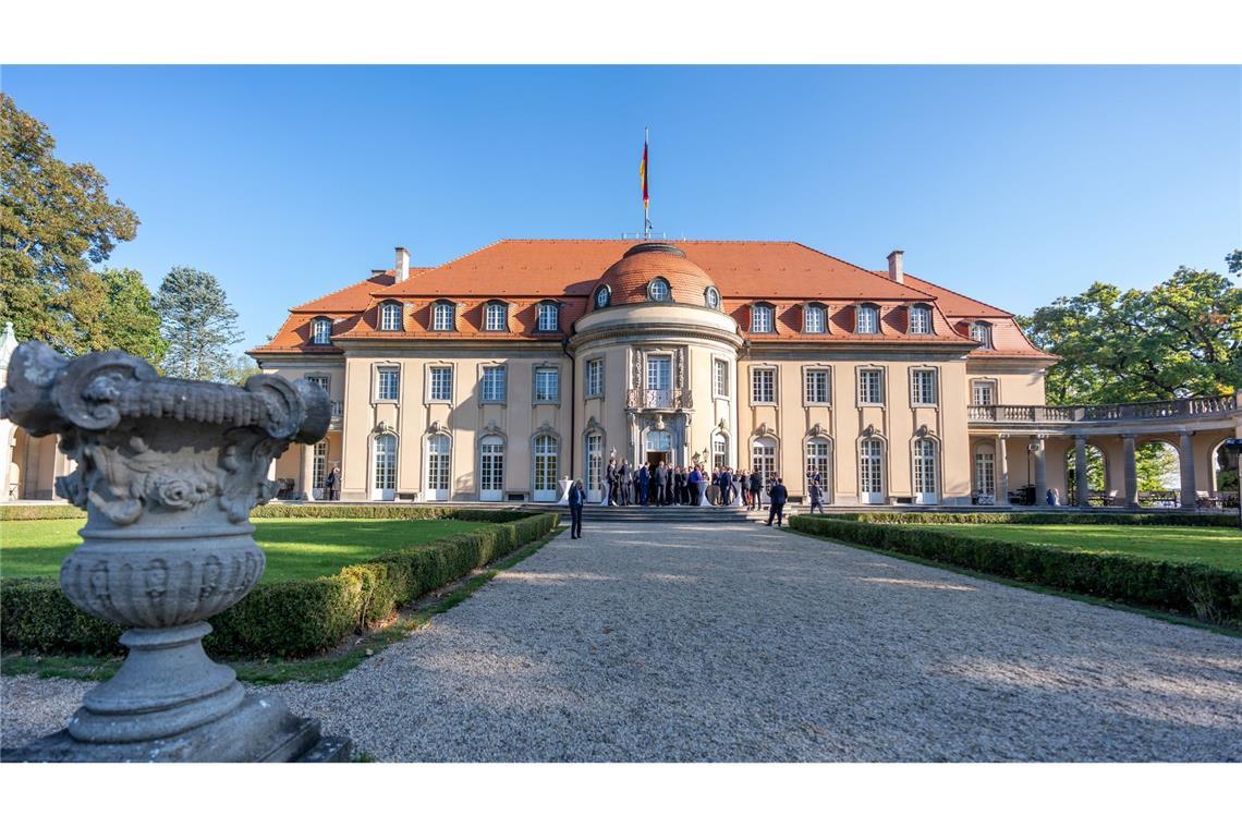 Bundesregierung will schlechte Laune vertreiben Der neue Tagungsort ist in Berlin.