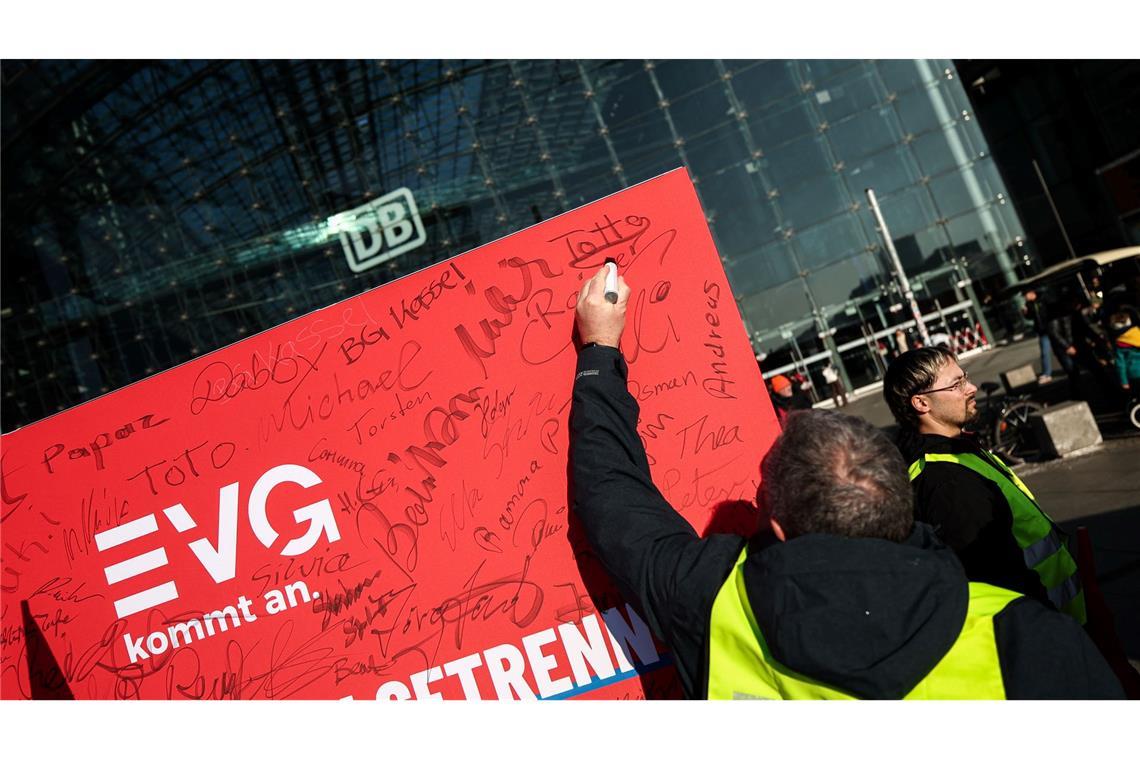 Tarifvertrag bei der Bahn steht - Warnstreiks abgewendet Der neue Tarifvertrag zwischen DB und EVG steht. (Archivbild)