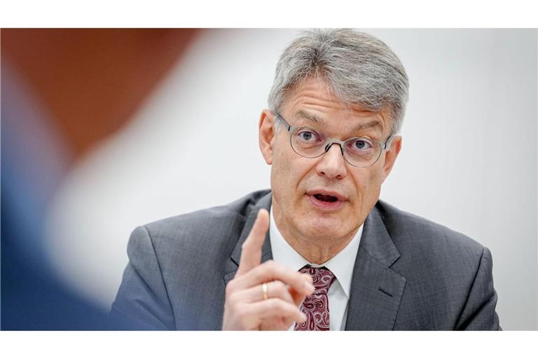 Der neue Verkehrsminister ist mit der Leistung der Deutschen Bahn unzufrieden.