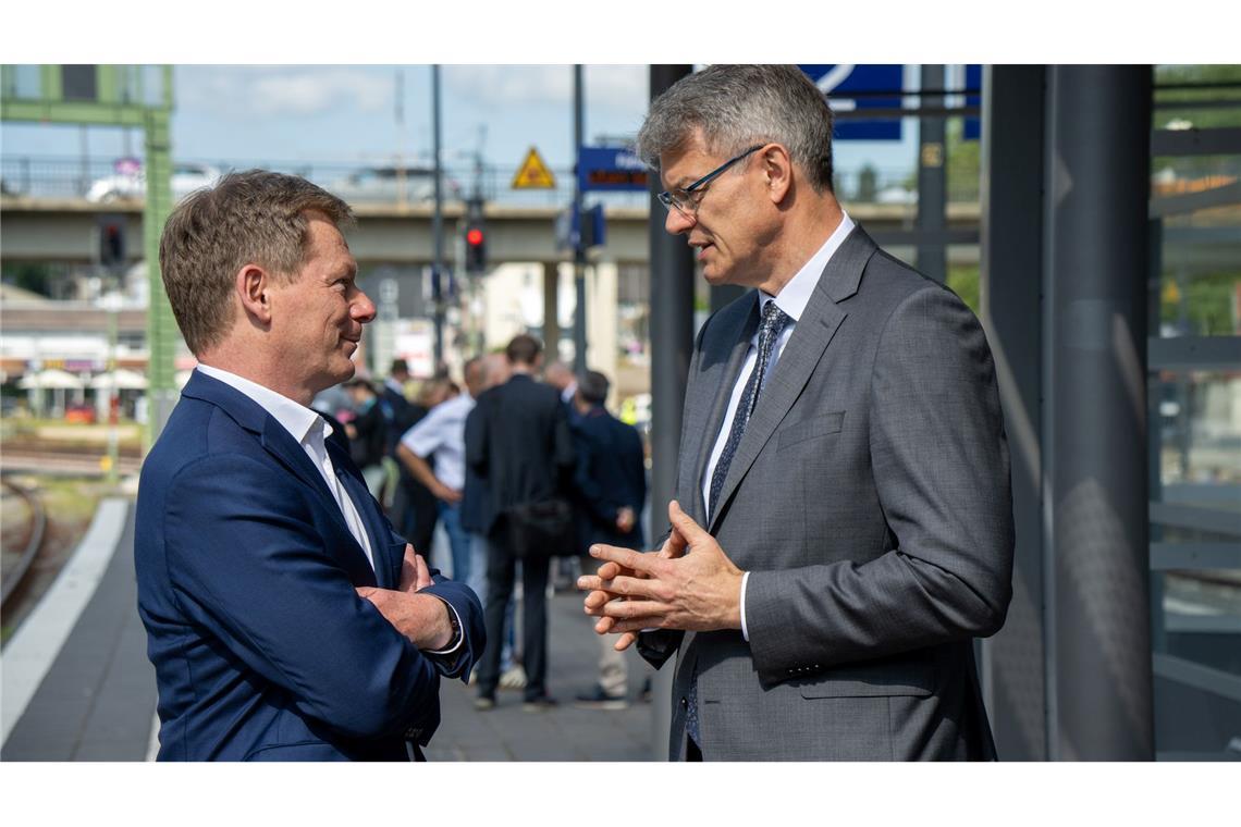 Marodes Schienennetz: Sanierungen könnten länger dauern Der neue Verkehrsminister, Patrick Schnieder (CDU, rechts), und Bahnchef Richard Lutz müssen sich noch einspielen. (Archivbild)