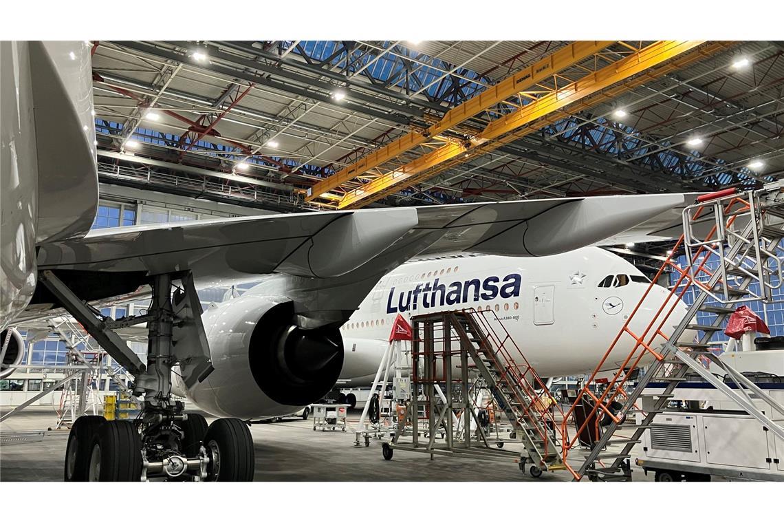 Lufthansa gelobt Besserung - 200 Millionen gegen Verspätung Der neueste Airbus A 350/900 der Lufthansa steht kurz vor seinem kommerziellen Erstflug im riesigen Wartungshangar der Lufthansa am Münchner Flughafen. Im Hintergrund steht ein Airbus A380.
