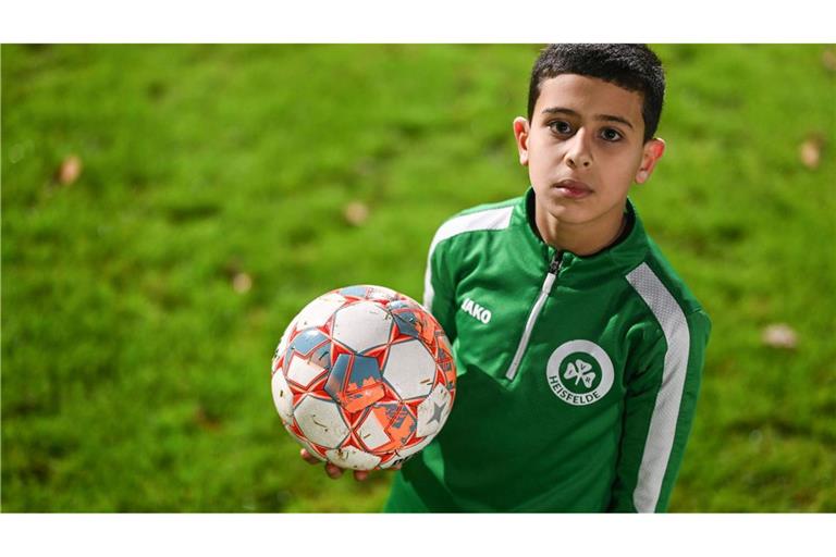 Der neunjährige Fußballer Wasen Al-Ali auf dem Sportplatz in Heisfelde.