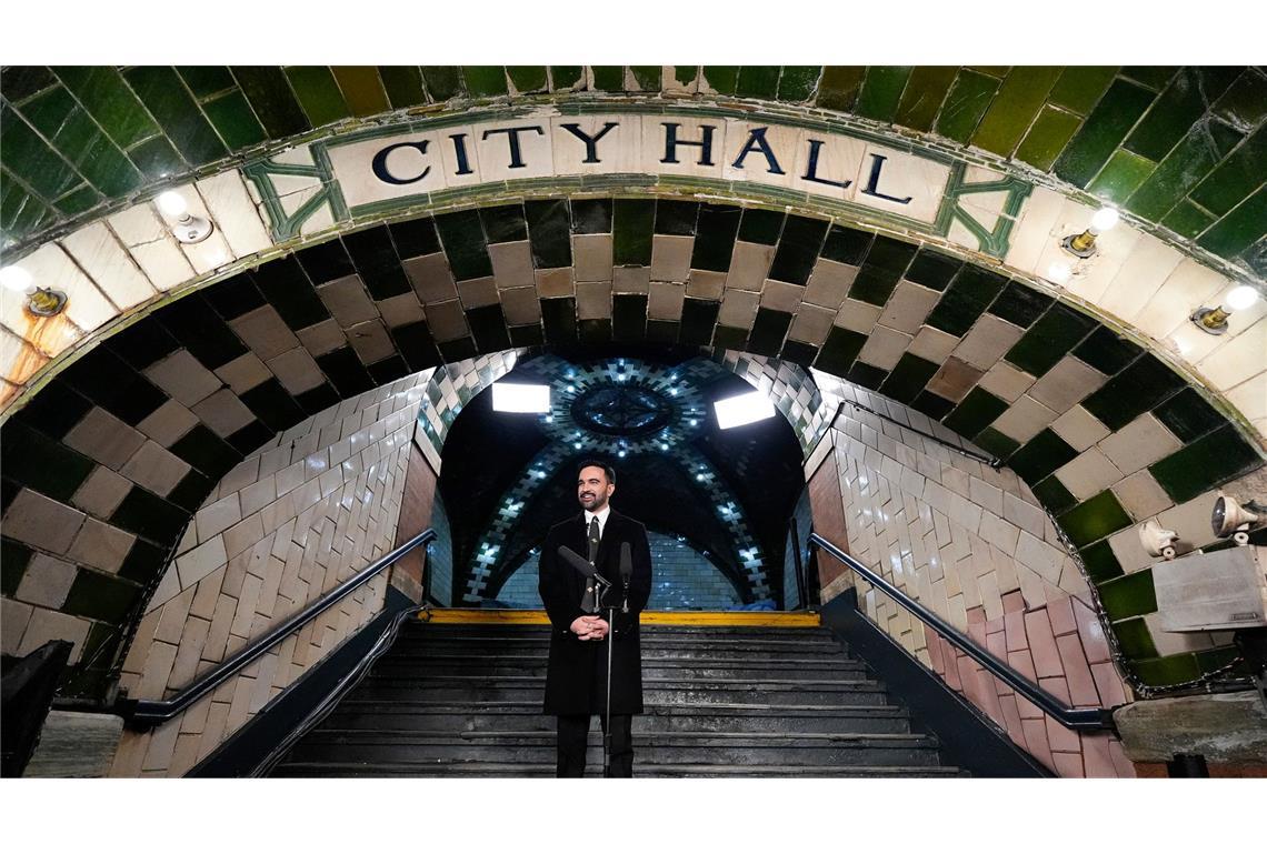 Der New Yorker Bürgermeister Zohran Mamdani spricht nach seiner Vereidigung in der U-Bahn-Station Old City Hall.