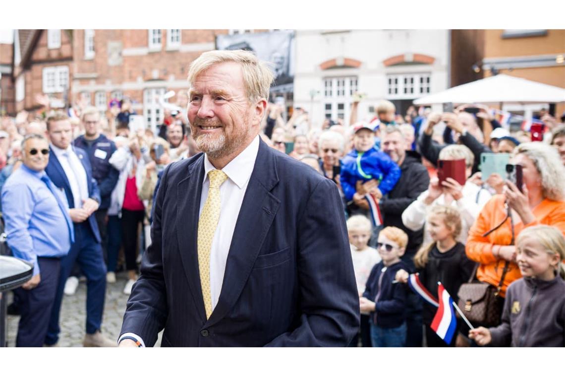 Der niederländische König Willem-Alexander bei einem Besuch im deutschen Hitzacker auf dem Marktplatz vor zahlreichen Schaulustigen.