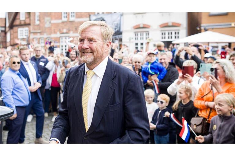 Der niederländische König Willem-Alexander bei einem Besuch im deutschen Hitzacker auf dem Marktplatz vor zahlreichen Schaulustigen.
