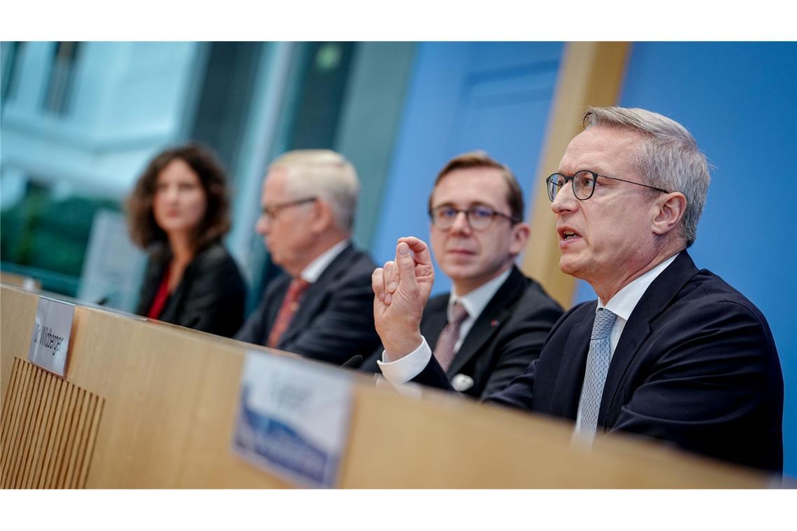 Kontrollrat fordert mehr Praxis-Checks für bessere Gesetze Der NKR stellt seinen Jahresbericht zusammen mit Digitalisierungsminister Karsten Wildberger (CDU) und dem Parlamentarischen Staatssekretär seines Ministeriums, Philipp Amthor (CDU), vor.