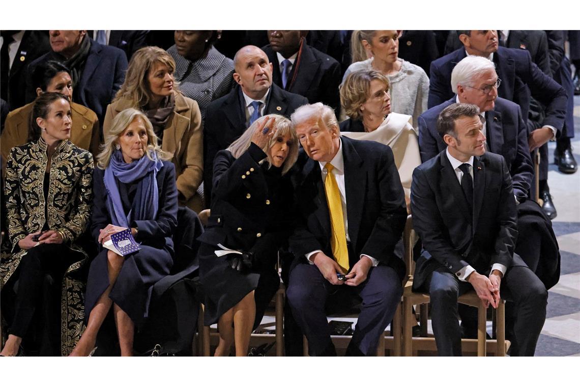 Ukraine-Gespräche in Paris: Trump zurück auf Weltbühne Der noch amtierende US-Präsident Joe Biden war nicht bei den Feierlichkeiten - stattdessen aber dessen Ehefrau Jill.