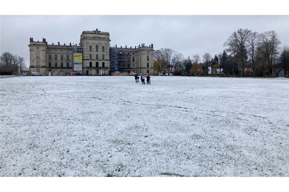 Erst stürmisch, dann kalt Der Norden Deutschlands wie hier das Schloss Ludwigslust in Mecklenburg-Vorpommern bekam vielerorts schon Schnee ab.