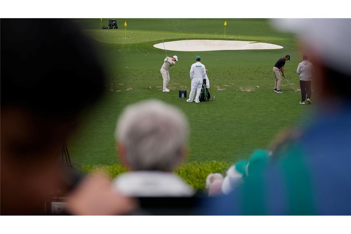 Der Nordirländer Rory McIlroy wärmt sich vor dem Masters-Golfturnier auf.