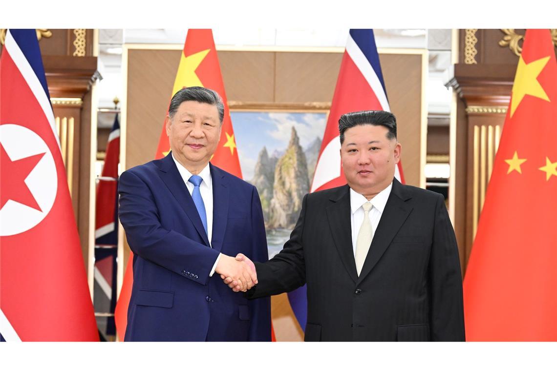 Der nordkoreanische Machthaber Kim Jong Un empfängt den chinesischen Präsidenten Xi Jinping.