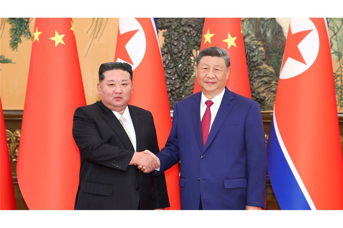 Der nordkoreanische Machthaber Kim Jong Un (l) trifft den chinesischen Präsidenten Xi Jinping in der Großen Halle des Volkes. (Archivfoto)