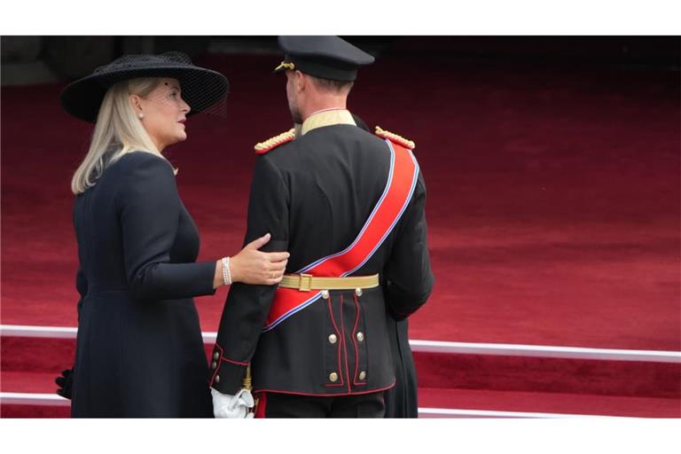 Der norwegische König Haakon VIII. (r) und Königin Mette-Marit treffen im Rahmen der Trauerfeier für den norwegischen König Harald V. an der Osloer Kathedrale ein.