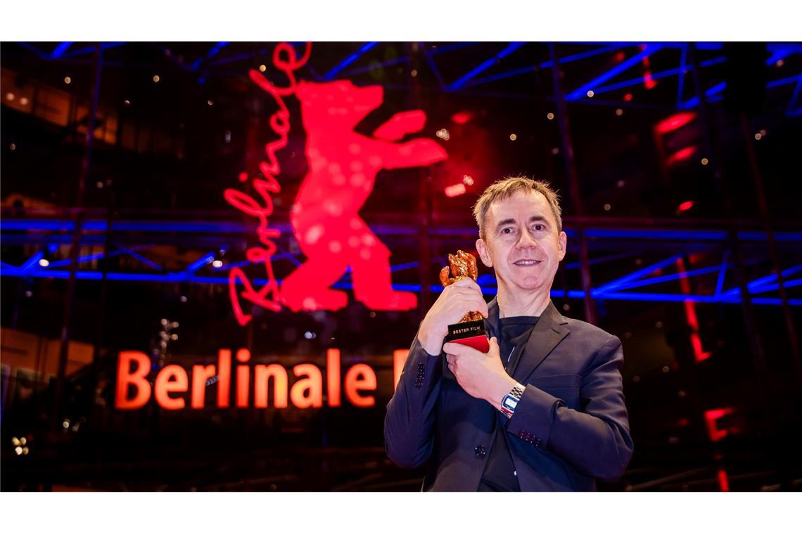 Bilder des Tages Der norwegische Regisseur und Drehbuchautor Dag Johan Haugerud steht mit dem Goldenen Bären für den besten Film nach der Preisverleihung der Berlinale-Abschlussgala auf dem Roten Teppich.