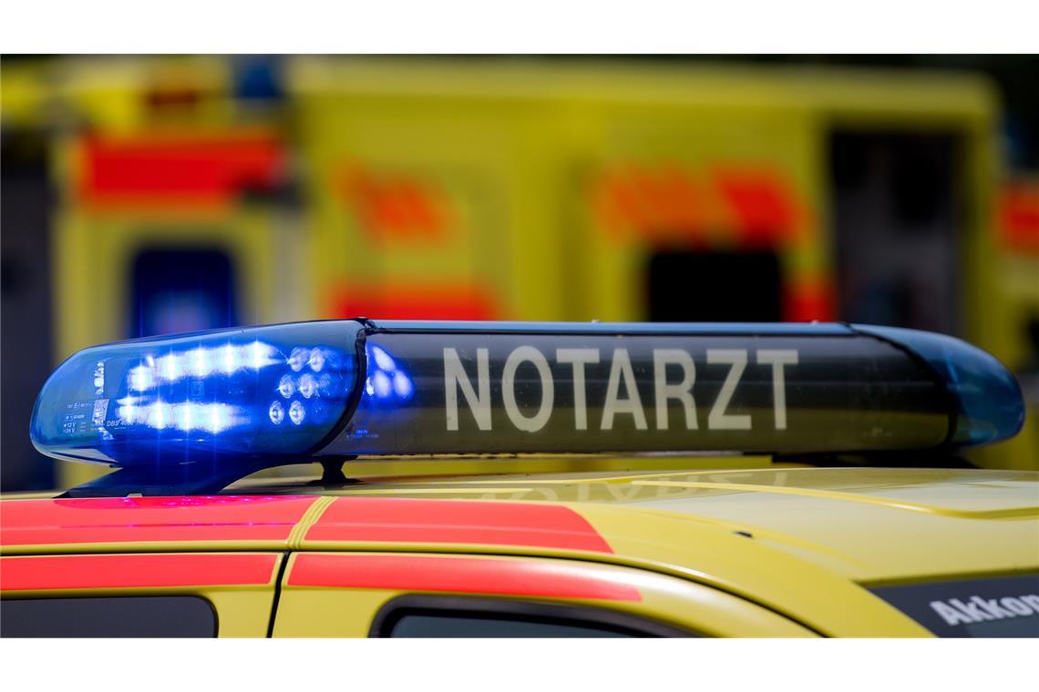 Nicht auf Verkehr geachtet – 54-Jähriger von Linienbus erfasst Der Notarzt brachte den Mann in eine Klinik. (Symbolbild)
