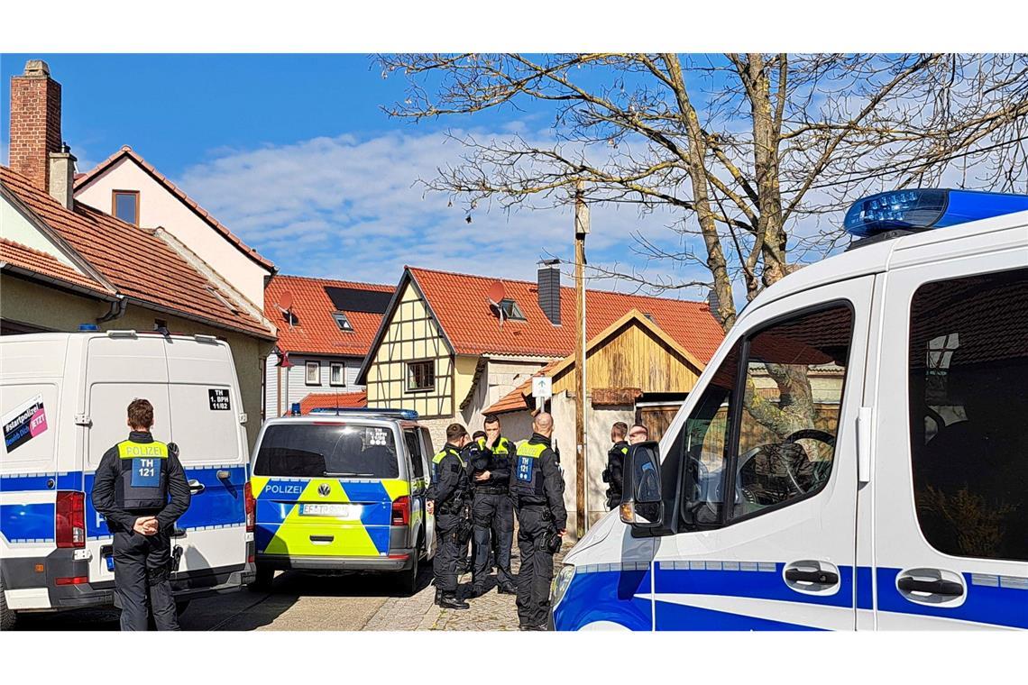 Schock in Thüringen: Polizist tötet seine Familie und sich Der Notruf ging bei der Polizei um 6.30 Uhr am Freitag ein.