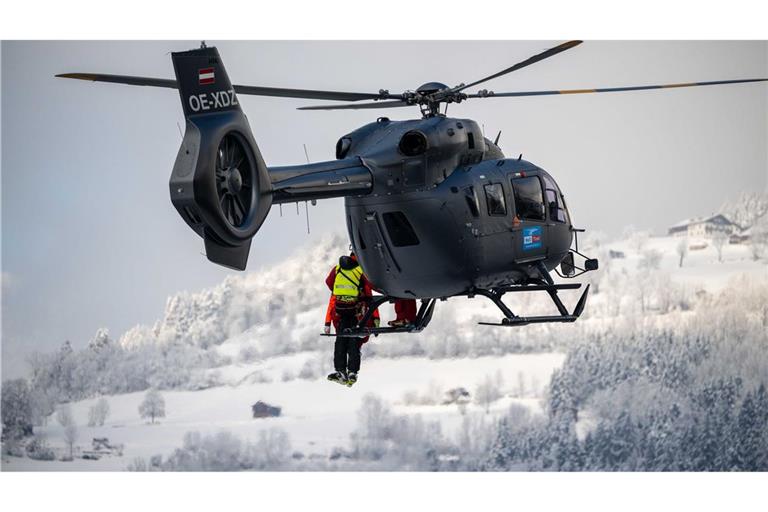 Der Oberbayer wurde nach dem tödlichen Sturz auf der roten Piste von Einsatzkräften geborgen. (Symbolbild)