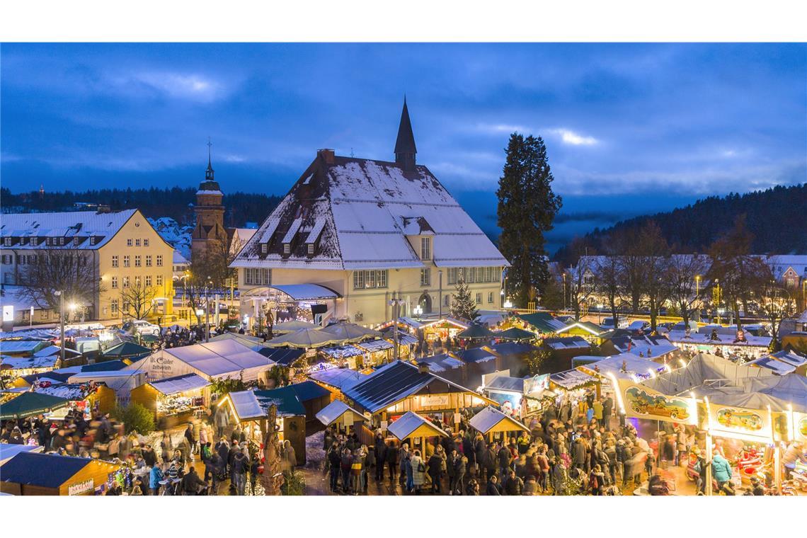6 Tipps für einen Adventsausflug nach Freudenstadt Der oberen Marktplatz des Kurortes Freudenstadt ist der größte umbaute Marktplatz des Landes.