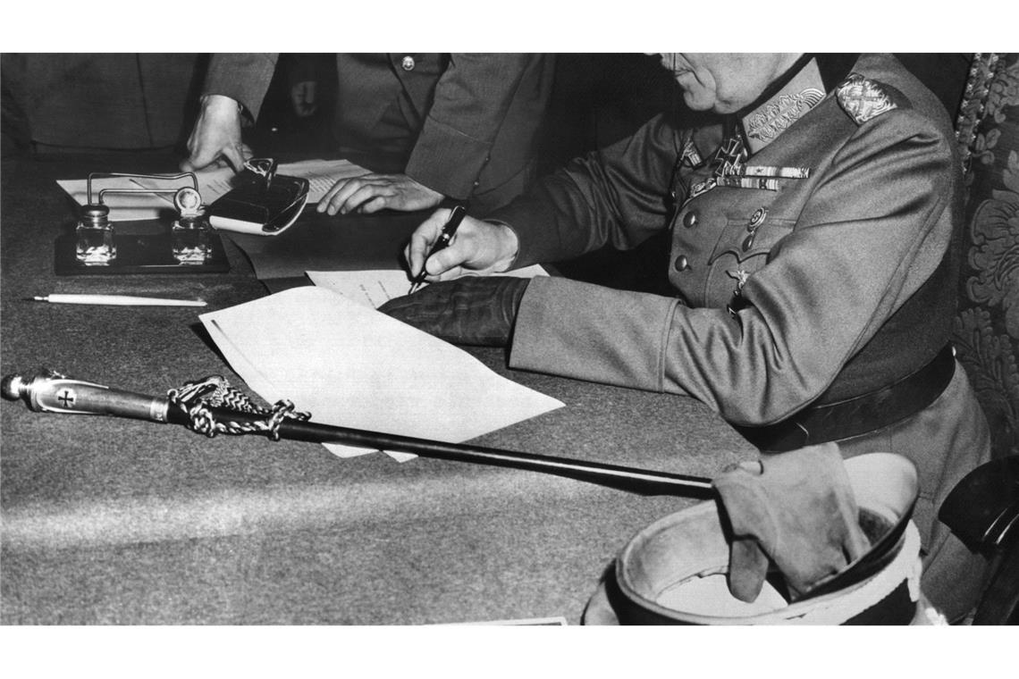 Ende und Anfang: Der 8. Mai und die Deutschen Der Oberkommandierende der Wehrmacht unterschreibt die Kapitulationserklärung kurz nach Mitternacht am 9. Mai 1945. Sie gilt rückwirkend ab 8. Mai. (Archivbild)