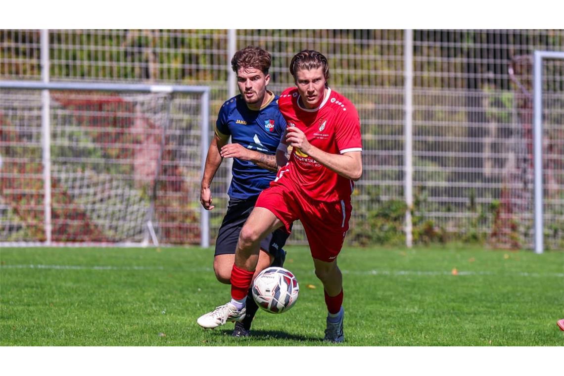 Der Oeffinger Elias Lehmann (vorn, verfolgt von Altin Collaku) trifft beim 2:2 im Derby gegen Kosova Kernen doppelt für die Gastgeber.