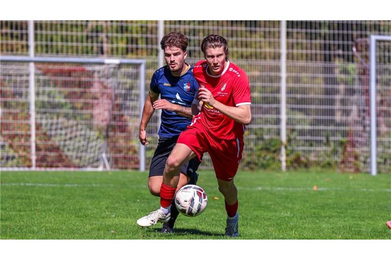 Der Oeffinger Elias Lehmann (vorn, verfolgt von Altin Collaku) trifft beim 2:2 im Derby gegen Kosova Kernen doppelt für die Gastgeber.