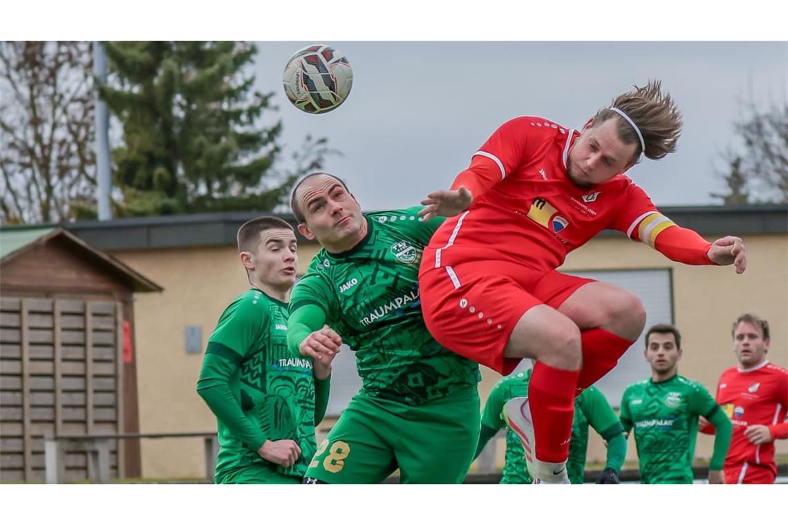 Der Oeffinger Linus Benz trifft im Stadtderby gegen den SV Fellbach II zum 1:0.