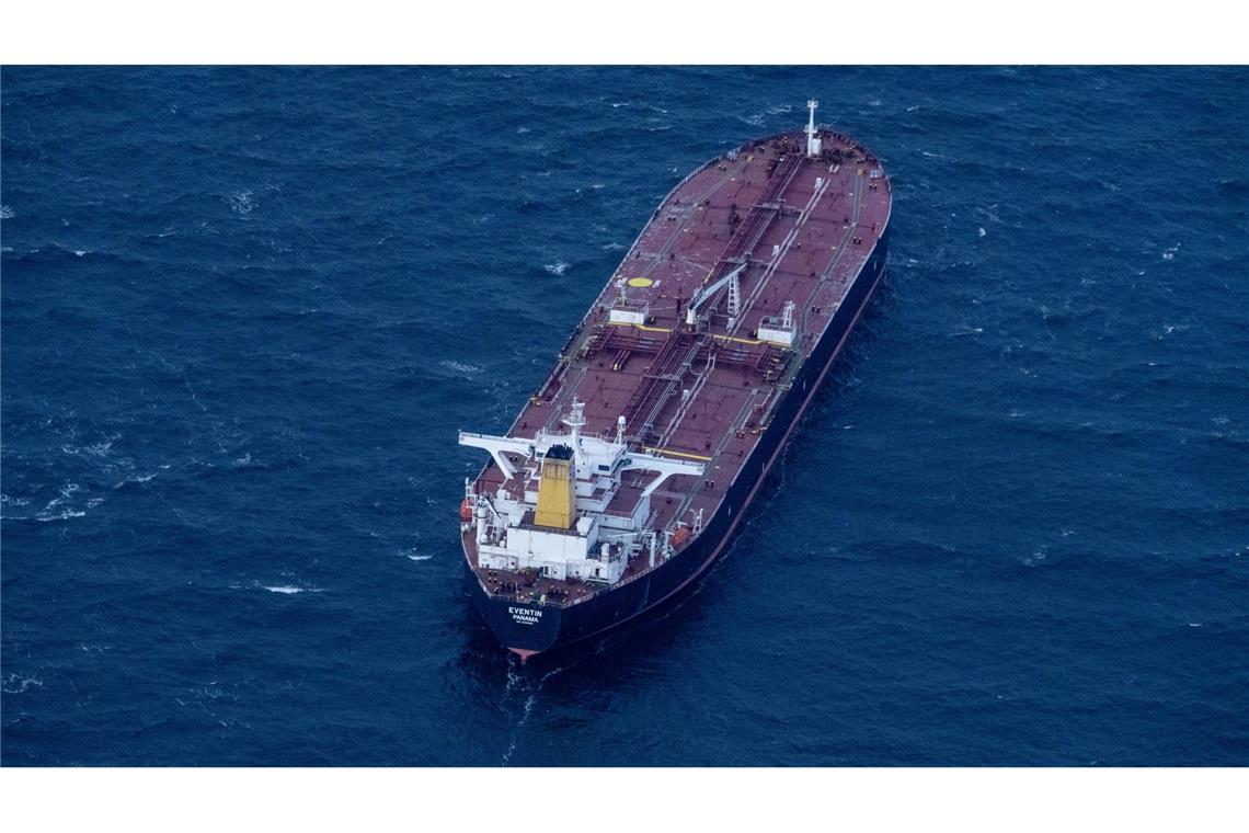 Sturm: Drei Schiffe sichern havarierten Öltanker "Eventin" Der Öltanker "Eventin" mit 99.000 Tonnen Öl an Bord trieb am Freitag mehrere Stunden manövrierunfähig in der Ostsee nördlich von Rügen.
