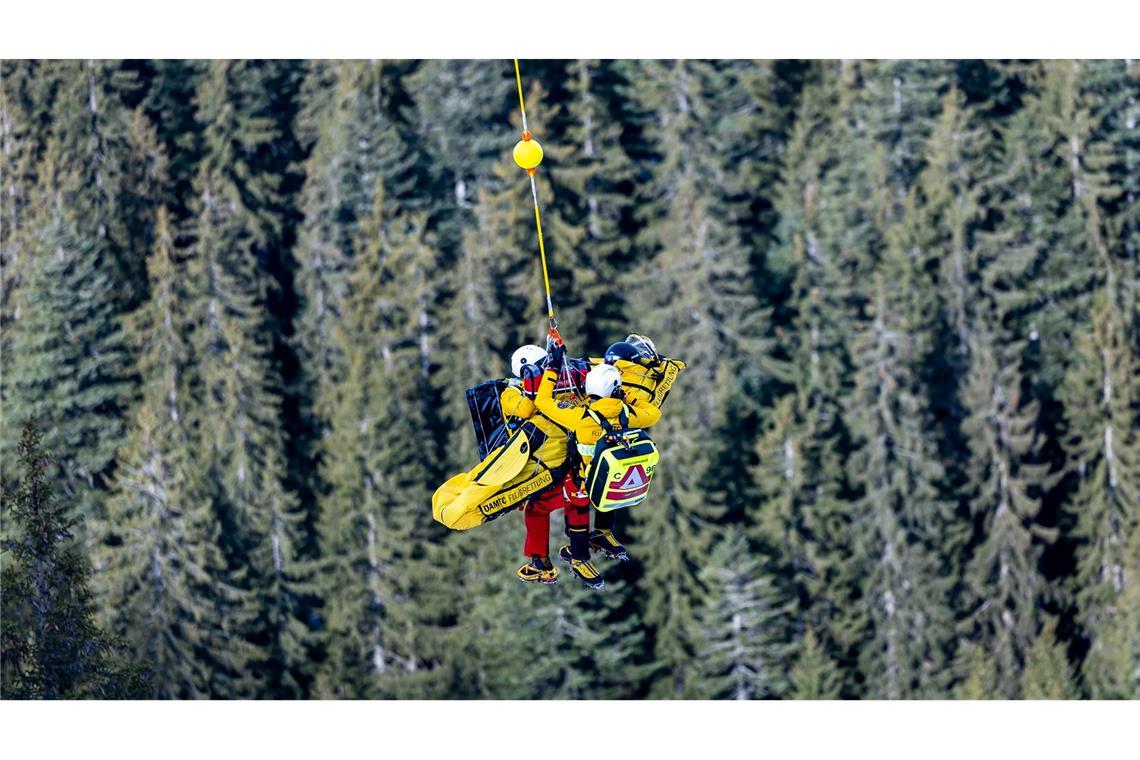 Skirennfahrer Schramm verletzt sich in Kitzbühel schwer Der Österreicher Felix Hacker wurde nach einem Trainingssturz in Kitzbühel per Hubschrauber geborgen.