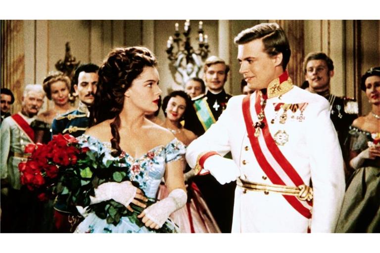 Der österreichische Kaiser Franz Joseph (Karlheinz Böhm) bittet Sissi (Romy Schneider) um ihre Hand - Szene aus dem Film "Sissi". Der österreichische Film aus dem Jahr 1955 wird am heutigen Heiligabend und am ersten Weihnachtsfeiertag bei RTL ausgestrahlt.