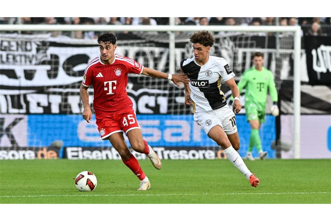 Der offensive Mittelfeldspieler Noah Darvich (re. hier im Duell mit Aleksandar Pavlovic) will sich bei der SV Elversberg für Einsätze beim VfB empfehlen. An diesem Sonntag profitierte der 20-Jährige vom Verletzungspech von Francis Onyeka, für den er bereits nach elf Minuten in die Partie kam. Bei der knappen 1:2-Niederlage gegen den Rekordmeister FC Bayern München verkaufte sich die Elf des Aufsteigers insgesamt teuer. In der 61. Minute gelang dem auffälligen Darvich der Assist vor dem 1:1 durch Maurice Krattenmacher.