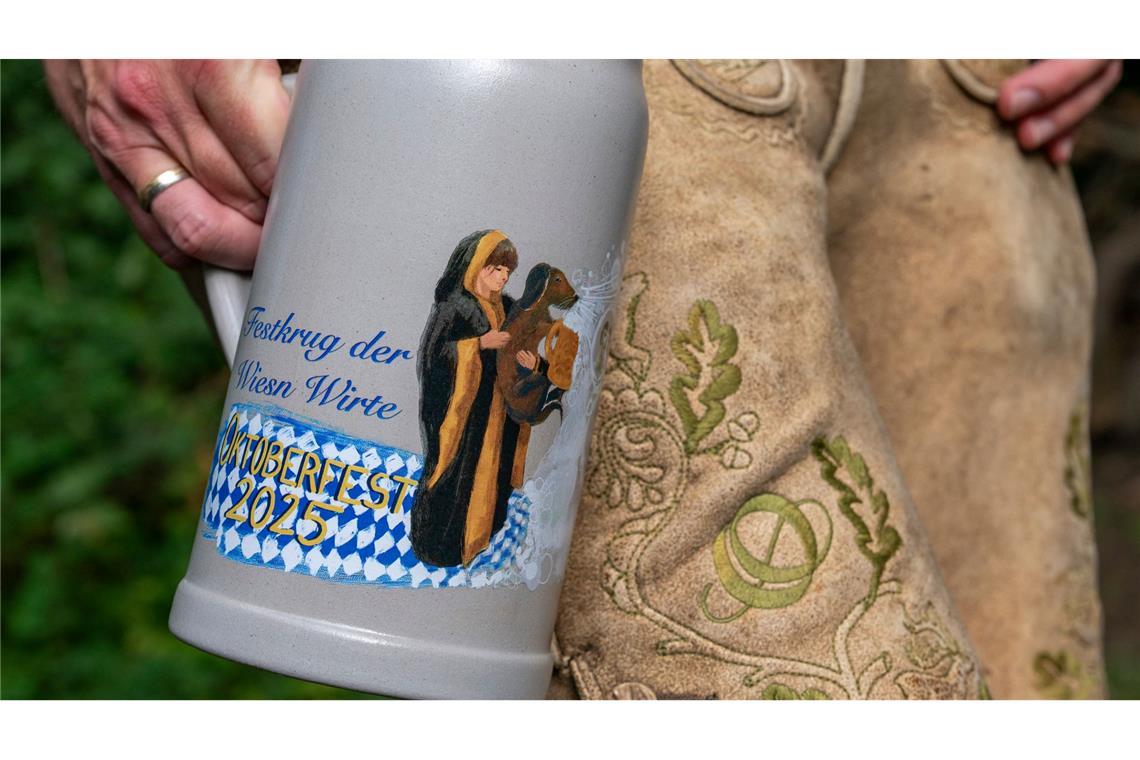 Bilder des Tages Der offizielle Bierkrug der Wiesn-Wirte für das Jahr 2025 wird in München präsentiert. Am 20. September heißt es dann wieder "Ozapft is" zum Oktoberfest.