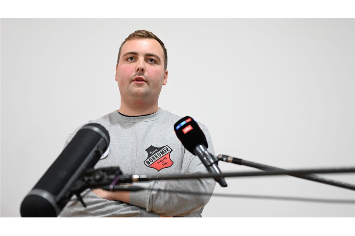 Klaasohm-Veranstalter: Werden Schläge nicht mehr tolerieren Der Oldermann des Vereins Borkumer Jungens, Maxi Rau, erklärte, bei einem früheren Fest als Klaasohm, der Tradition folgend, auch Frauen geschlagen zu haben.