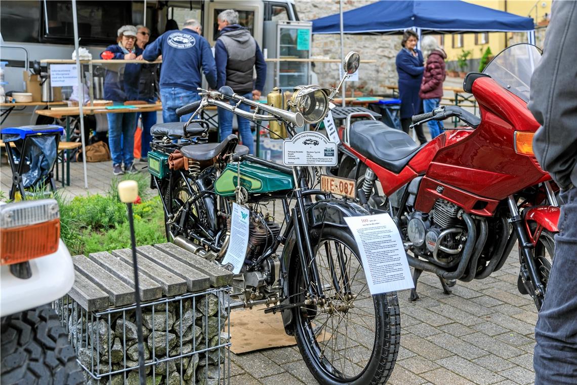 „Das Wetter passt, die Stadt ist voll“ Der Oldtimerclub Großerlach stellt eine Auswahl seiner besten Stücke aus und bietet Fahrten zugunsten der Murrhardter Tafel an.