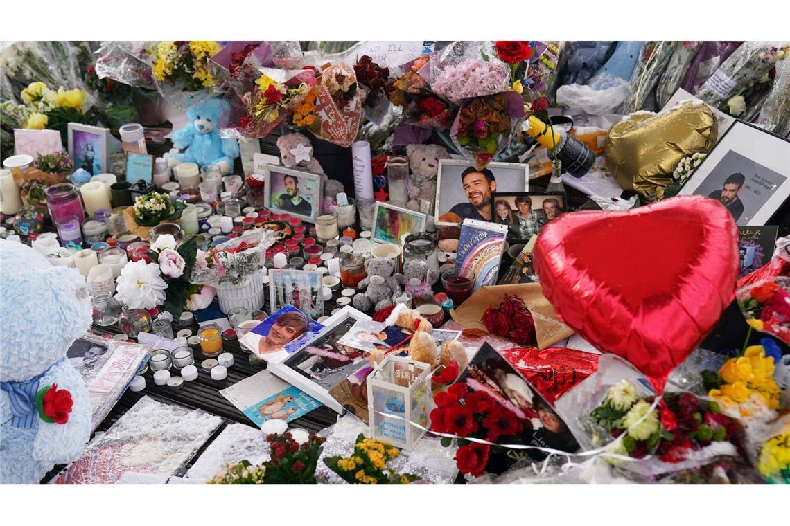 Bilder des Tages Der One Direction-Star Liam Payne wird heute beerdigt. Bei einer Gedenkfeier im West Park in seiner Heimatstadt Wolverhampton legten Trauernde Blumenschmuck und Fotos ab.