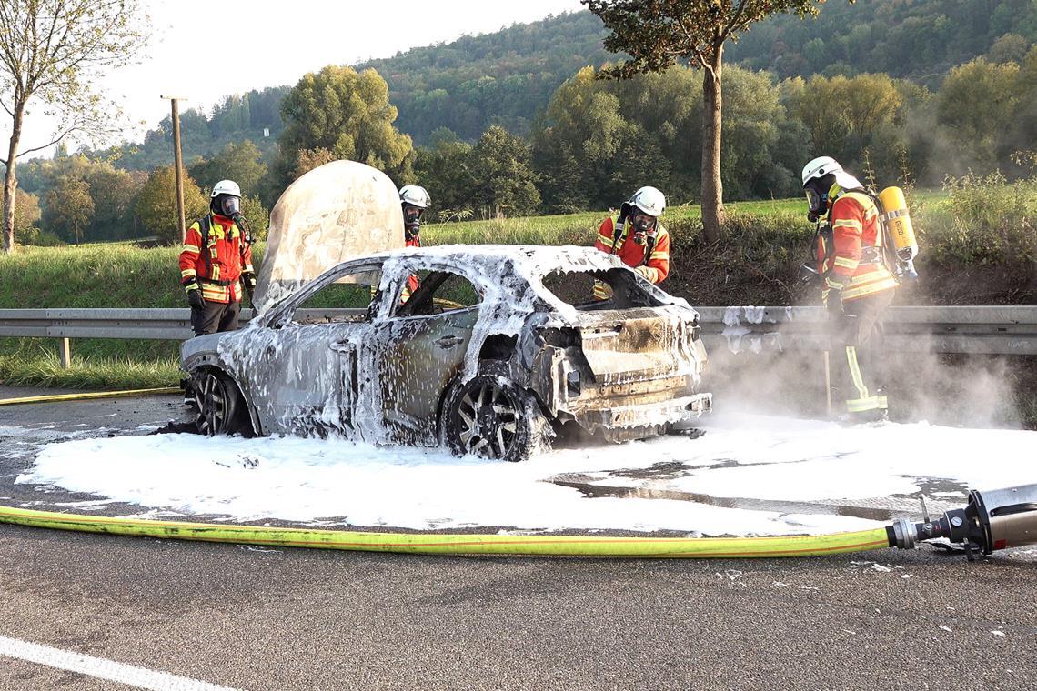 Der Opel brannte wegen eines technischen Defekts vollständig aus. Foto: 7aktuell.de/Lermer
