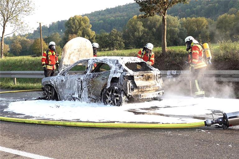 Der Opel brannte wegen eines technischen Defekts vollständig aus. Foto: 7aktuell.de/Lermer