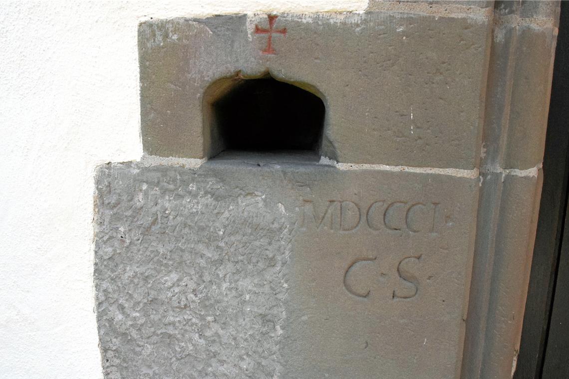Ein Gotteshaus mit 1300-jähriger Geschichte Der Opferstock neben dem Eingang wurde Anfang des 17. Jahrhunderts aus der Grabplatte von Walterich gearbeitet. Die heutige Form gab ihm 1801 Conrad Söhnle.