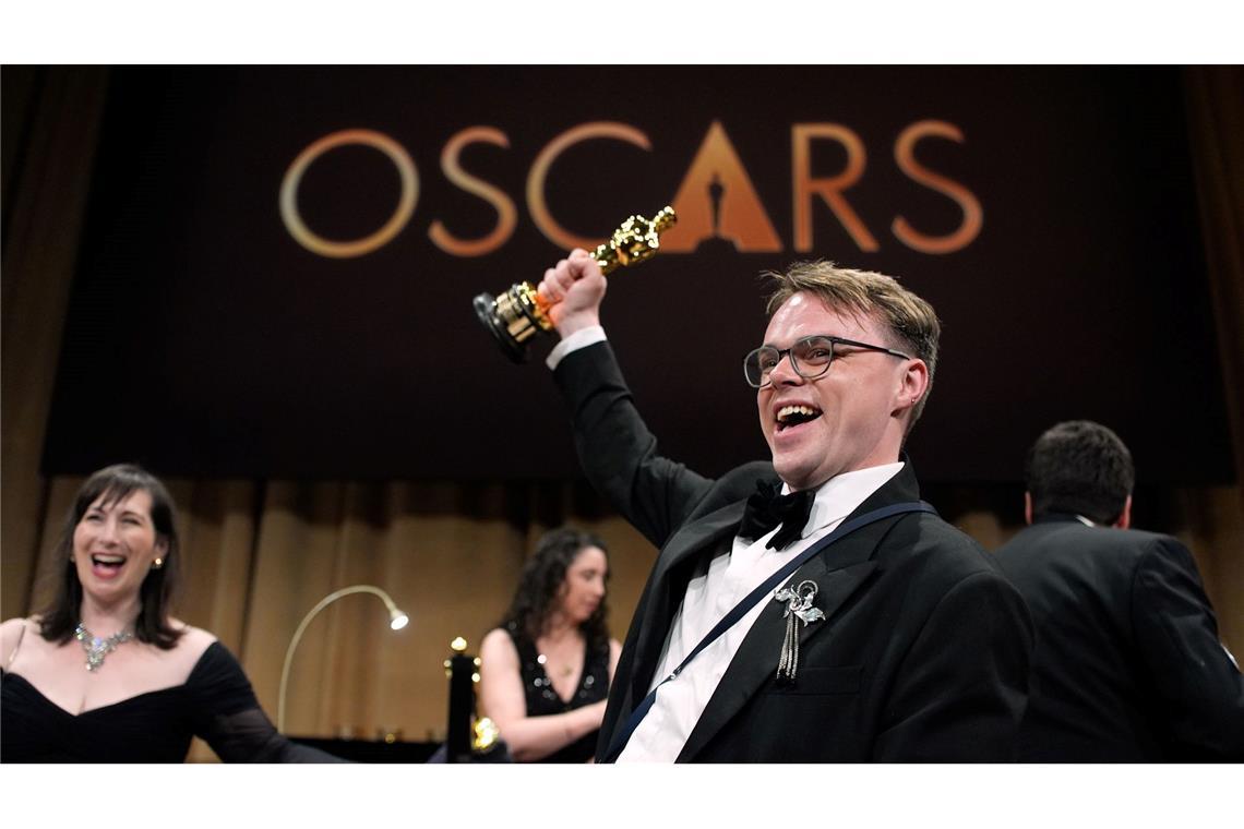 Der Oscar, den Talankin hier voller Stolz in die Luft hält, ging auf dem Weg nach Frankfurt verloren. (Archivbild)