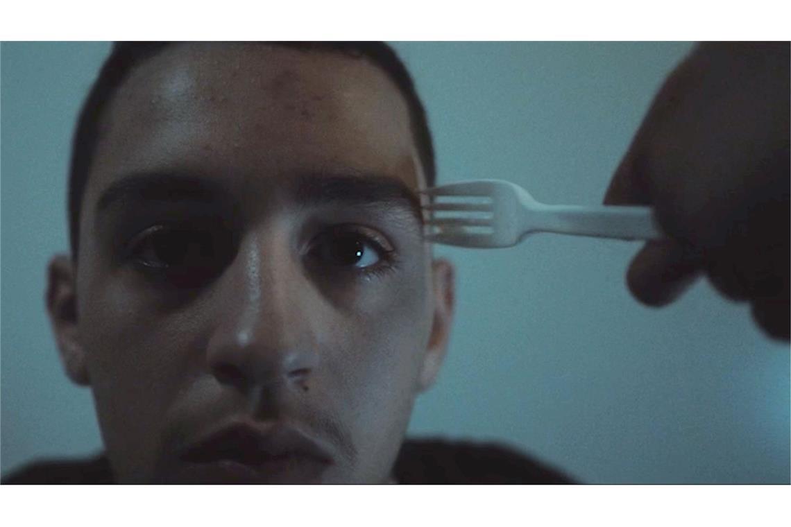 Einblicke in die Vorhölle Der palästinensisch-syrische Schauspieler und Rapper Abdulrahman Diab (19) in seinem Debütfilm „Xoftex“. Die Rolle des Nasser übernahm er mit 17 Jahren, als er noch mit seiner Mutter und seinen Geschwistern in einem Berliner Flüchtlingslager lebte.