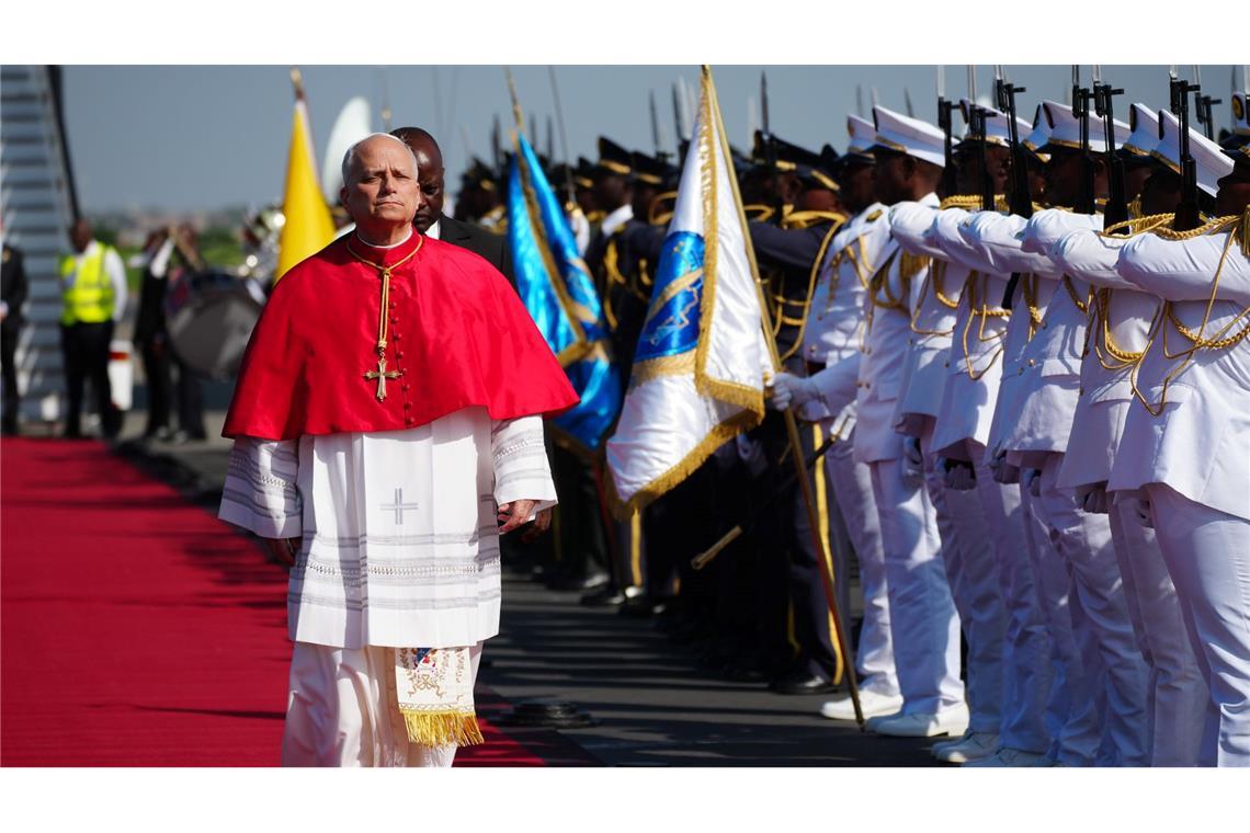 Der Papst bei seiner Ankunft in Luanda.