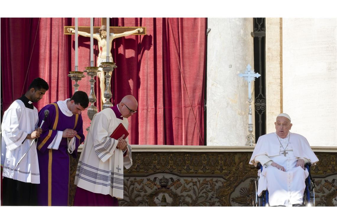 Papst Franziskus zeigt sich überraschend auf dem Petersplatz Der Papst hat sich am Sonntag am Romer Petersplatz gezeigt.