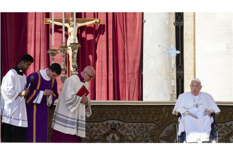 Der Papst hat sich am Sonntag am Romer Petersplatz gezeigt.